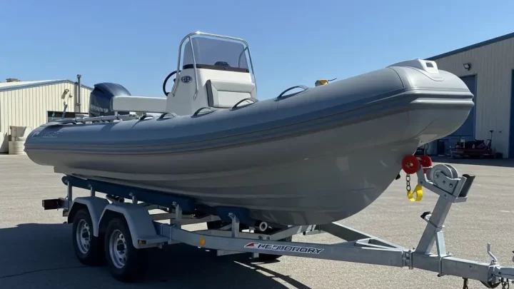 Remorque avec bateau semi rigide